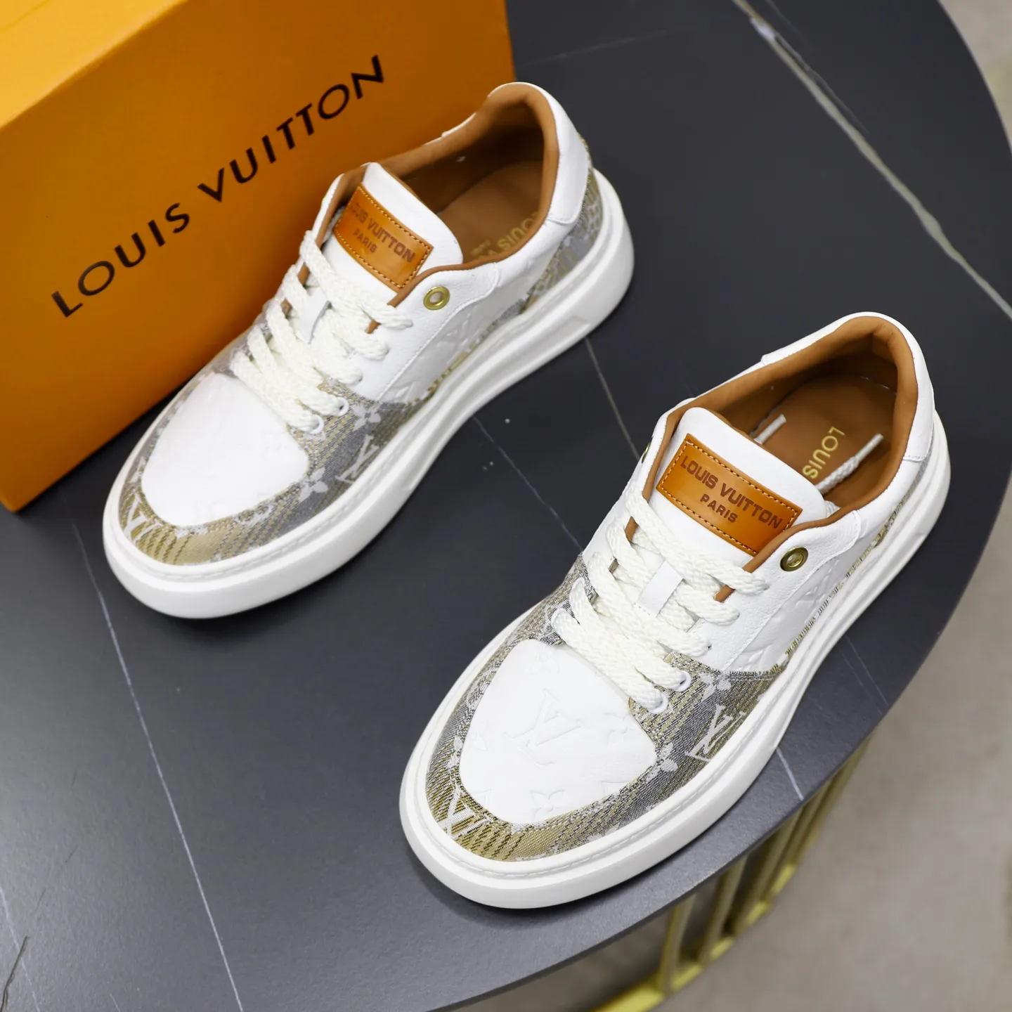 Ex-factory price: 480💰🙅‍♂️🙅‍♂️🙅‍♂️ Brand: LV Louis Vuitton Standard code: 38-44 (45 customized) Grade: Same as the official website Material: Original fabric Comfortable cowhide lining Increased lightness, wear-resistant and soft outsole Style category: Men's fashionable casual shoes Running sneakers Distinguished luxury brand elements Top luxury Color: actual picture color